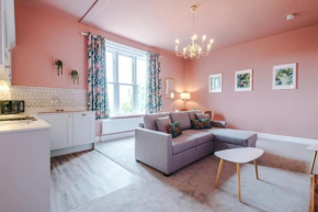Pink Palace - Central Apartment